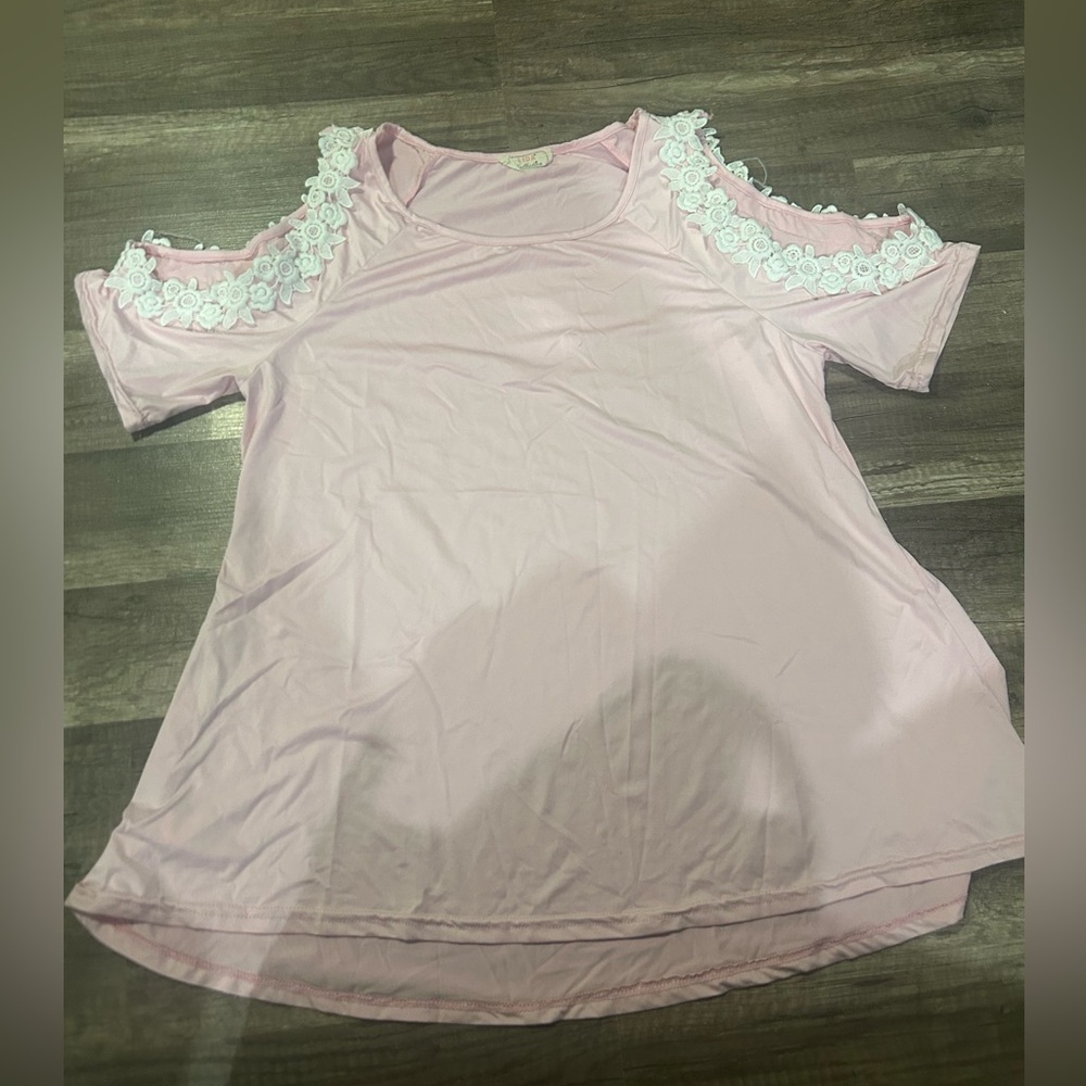 * 🤑💰🤑 3/$10.00 budle item 🤑💰🤑 
Women’s Peak-a-boo shirt